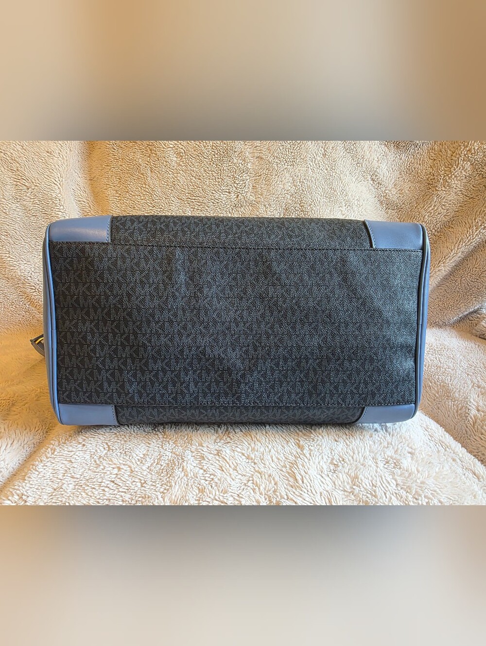 Michael Kors Extra Large Weekender Bag - Picture 12 of 16